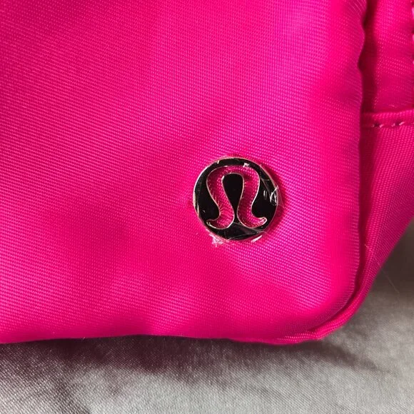 Brand New LULULEMON Pink Everywhere Crossbody / Belt Bag with tags (NWT) - Picture 4 of 4